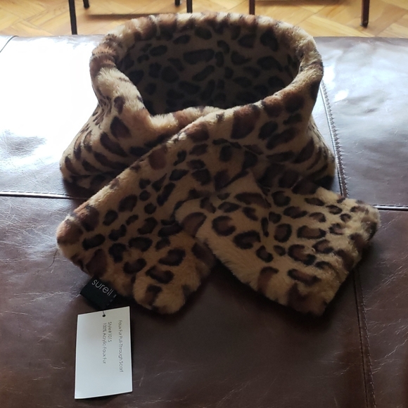 Women's Faux fur Pull-Through Scarf - Picture 4 of 5